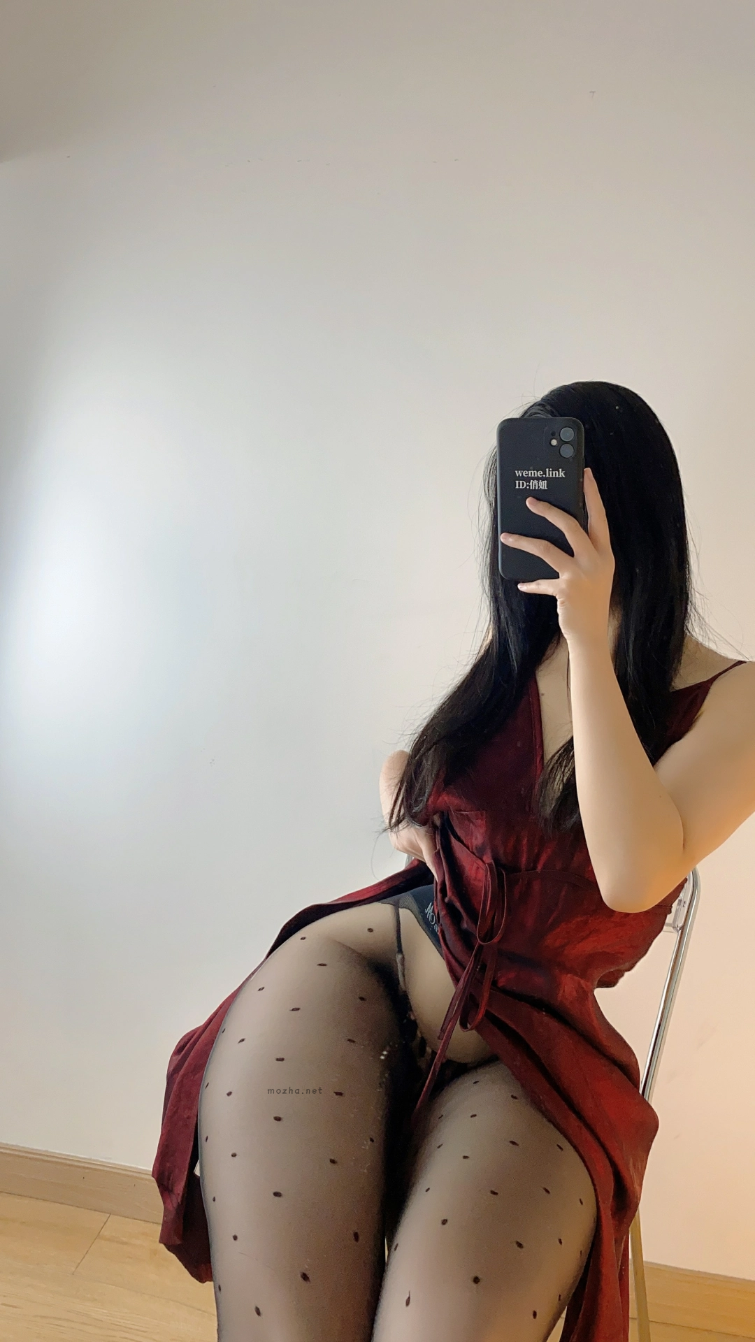 俏妞qiaoniuTT – 酒红长裙波点袜【15P】